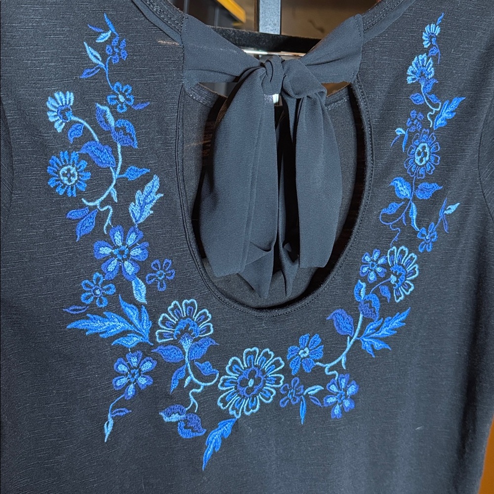 Lane Bryant Black Top Blue Floral Embroidery Open Back Bow Size XL 14/16 - Picture 5 of 9